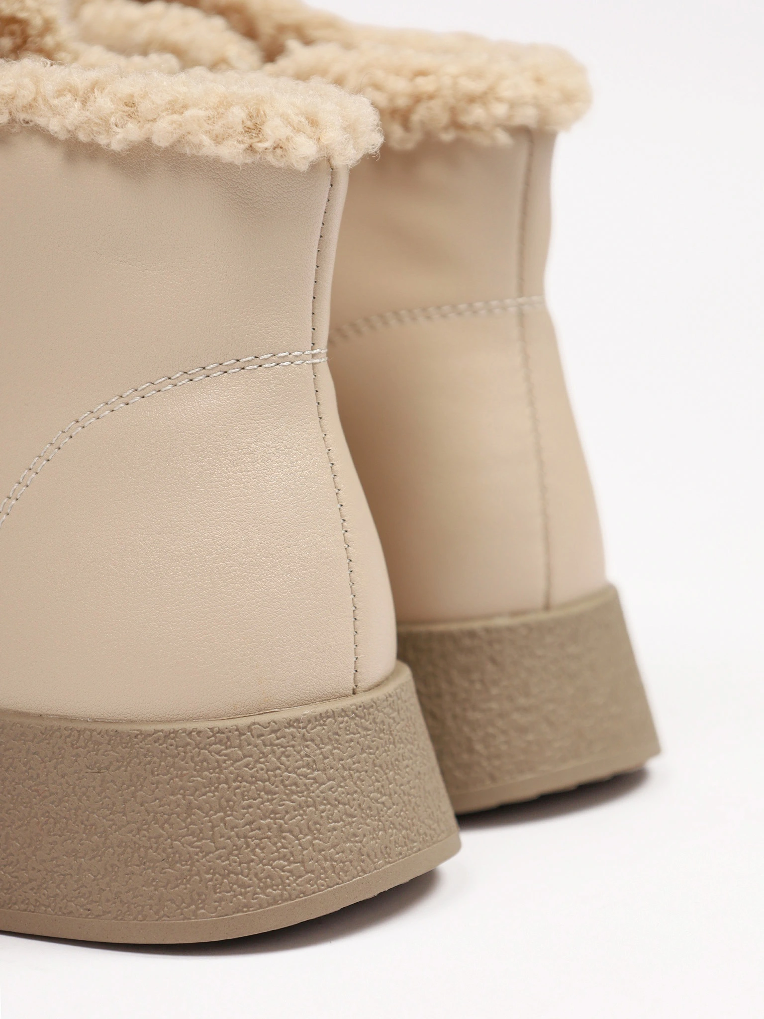 Ботинки бежевого цвета на средней платформе с меховой отделкой